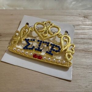 Gold-tone Sigma Gamma Rho Sorority, Inc. (ΣΓΡ) Brooch.